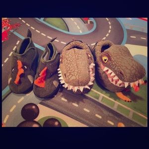 Dinosaur toddler slippers! 2 for 1 🦖🦖